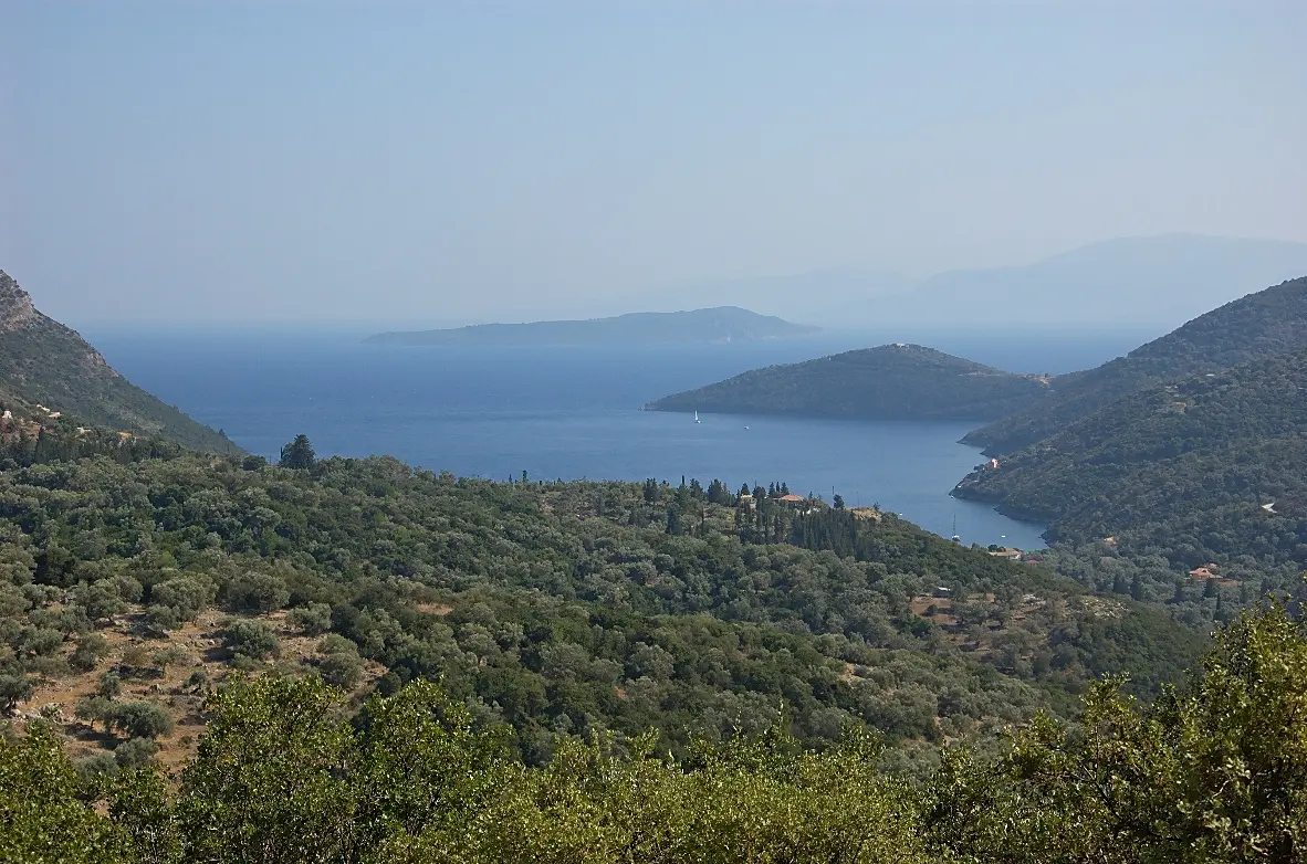Παραλία Πόρος Μικρός Γιαλός Λευκάδα - περιβάλλεται από πράσινους λόφους