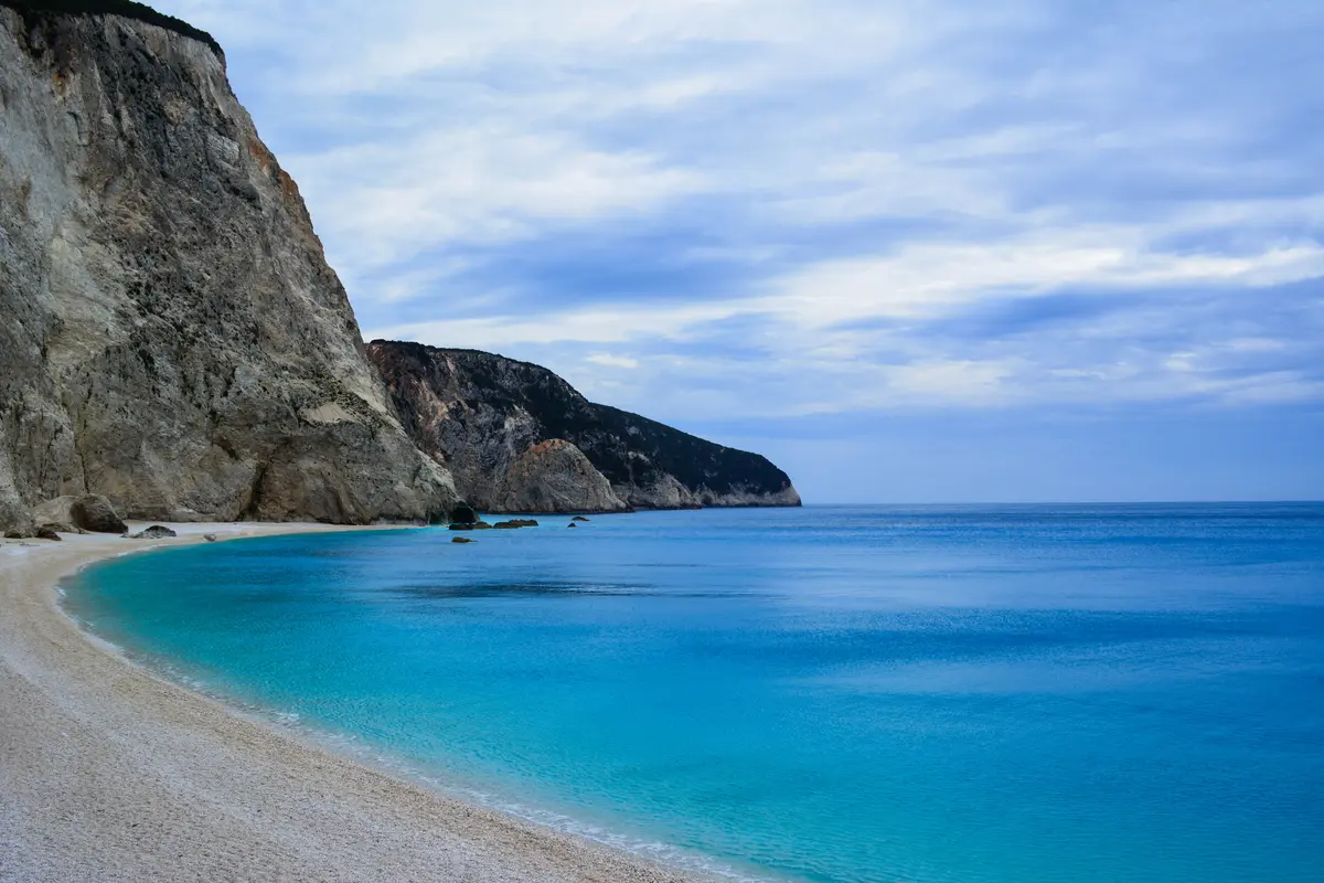 Πόρτο Κατσίκι - η πιο διάσημη παραλία της Λευκάδας, εύκολα προσβάσιμη με ενοικιαζόμενο αυτοκίνητο